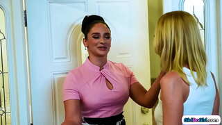 Pequeño tetas rubia estafador finge ser un milfs tetas grandes runaway hijastra y se encuentra a sí misma para obtener su peludo coño lamido por su madrastra