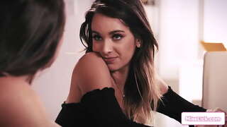 مفلس المهيمنة مدرب يريد أن يرى لها ضيق سمراء الموظفين مرح الثدي إذا أرادت أن تحافظ على عملها.أنها تحدد لها على ركبتيها لعق فرجها