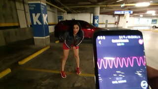 Noia calenta dit el seu cony al centre Comercial aparcament