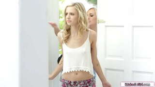 ���ரு சிறிய மார்பகங்கள் டீன் வழிகிறது பின்னர் rimmed மூலம் லெஸ்பியன் bff