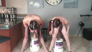 2 შიშველი პატარა ტორტი, კრემიანი შორის ორივე აკეთებს dildo squat fuck გამოწვევა ერთად | forest