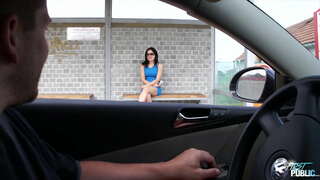 Прљав дуде бира усамљена красотку на аутобуској станици, показујући јој како кул јавни трах у природи