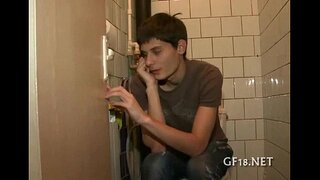 мальчик сидит и смотрит