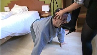 ���खेली बनवण्यासाठी तिला नर गुलाम चाटणे तिच्या उच्च गुल होणे शूज