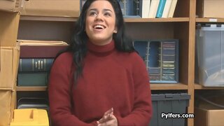 Curvy Latina kawatan busted ug giiyot pinaagi horny guard