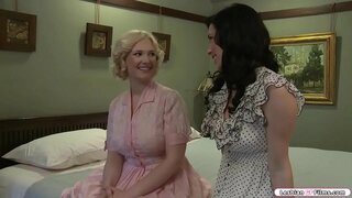 Busty දුබුරු චාරිකා ඇගේ brunette මිතුරා සහ ඔවුන් ගැන කතා ආරම්භ ප්රමාණය ඔවුන්ගේ පෙනුම.ඊට පසු,ඔවුන් ඕවට කාලයක් ලබා හා ඔවුන් ආරම්භ කිරීමට එකිනෙකා සිප.ඊළඟ ඇගේ මිතුරා යෝජනාවකුත් ඇගේ පියයුරු සහ licks ඇය මෝඩයෙක්.නැවත ඇය එම කරන්නේ ඇගේ මිතුරා.