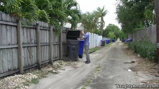 Alyssa ლინ ხარ მისი შვილის მეგობარს გარეთ