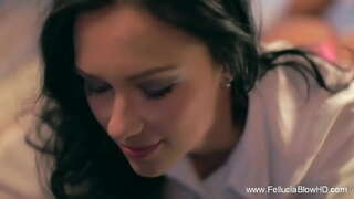 ˡ�맨스와 열정 옷 입은 여자와 벌거 벗은 남자 자지 빨기 베이비