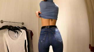 Ara NAQRA! Sħun tifla żgħar sider rfinar t-qmis u l-blawsijiet fil-pubbliku kompartiment tal-kamra 4 K 60Fps