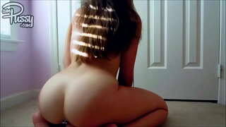 Ļ�妈的假阳具在地毯上在家里