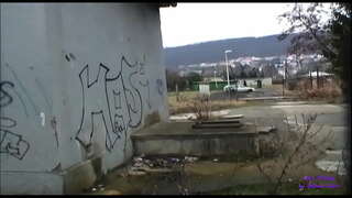 Gadis itu sangat mudah terangsang dan dia ingin bercinta sekarang juga di jalan