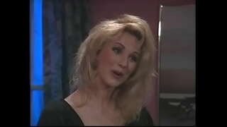 Kahanga-hangang blonde dalaga pinutukan sa kanyang mga kulay rosas na kepyas screwed sa ang itim na sopa