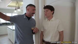 Petite Ebony Chanel Skye Gør Anal Sex Med Store Pikke Hvid